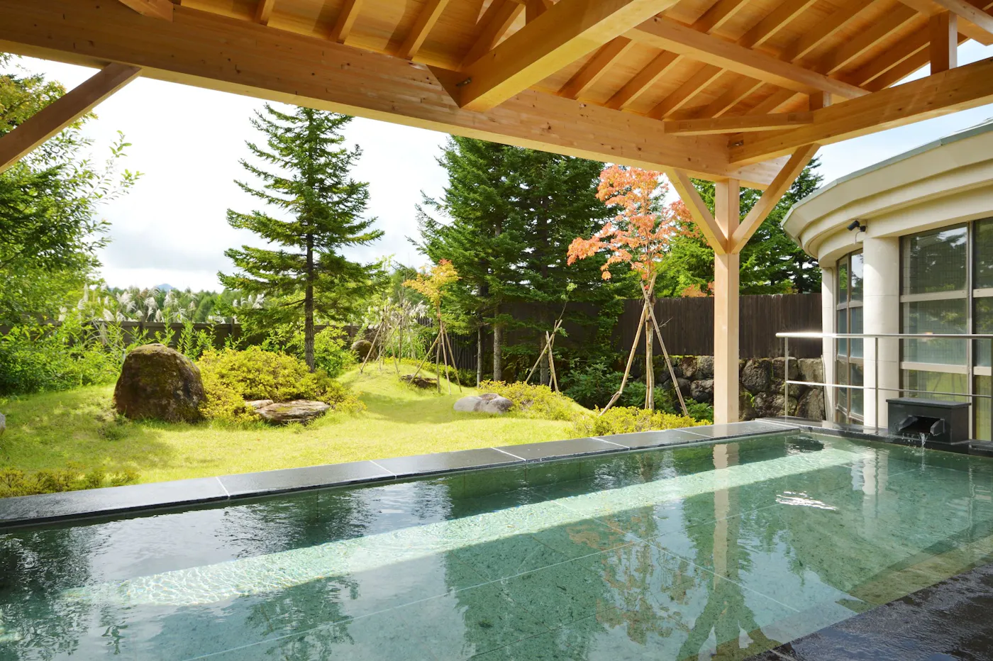 EN RESORT Grandeco Hotel:緑に囲まれた露天風呂