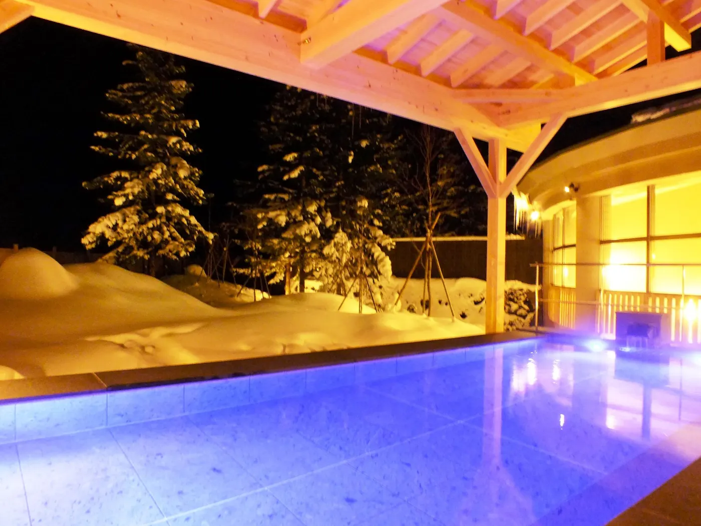 EN RESORT Grandeco Hotel:雪景色の夜の露天風呂