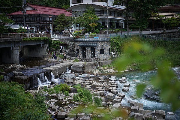 *น้ำพุร้อนริมแม่น้ำ