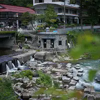 *น้ำพุร้อนริมแม่น้ำ