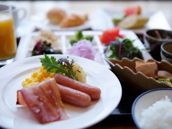 【夕食なし・1泊朝食】疲れを癒す温泉と、朝はゆっくり和洋の朝食バイキングを楽しむ