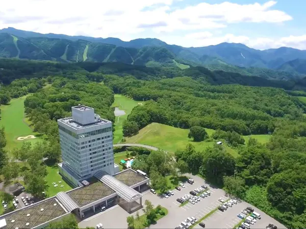 <Diskon Pemesanan Awal 45 Hari> Menginap 1 Malam dengan 2 Makan: "Buffet Jepang, Barat, dan Cina + Termasuk Minuman Tak Terbatas" Nikmati relaksasi di Mata Air Panas untuk Kulit Cantik di Resor Dataran Tinggi dengan Pemandangan Spektakuler