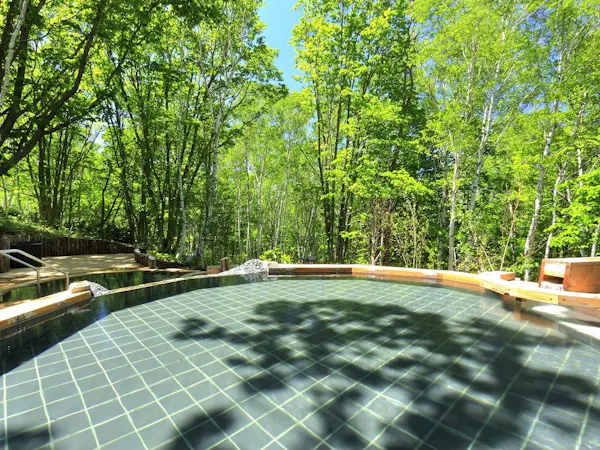 <Diskon Pemesanan Awal 45 Hari> Menginap 1 Malam dengan 2 Makan: "Buffet Jepang, Barat, dan Cina + Termasuk Minuman Tak Terbatas" Nikmati relaksasi di Mata Air Panas untuk Kulit Cantik di Resor Dataran Tinggi dengan Pemandangan Spektakuler