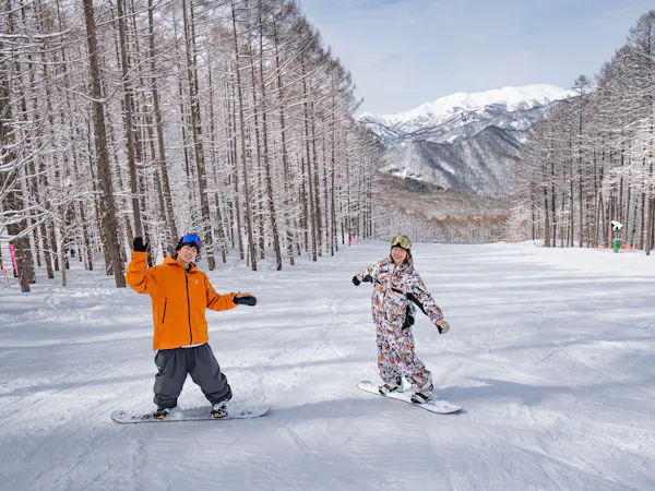 【Termasuk tiket lift yang berlaku selama menginap】Paket 1 malam termasuk 2 kali makan prasmanan (minum sepuasnya gratis saat makan malam) Nikmati bermain ski di dunia salju putih dengan pemandangan spektakuler!