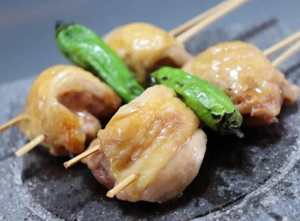 ไก่พื้นเมืองโจชูย่างบนหินลาวา