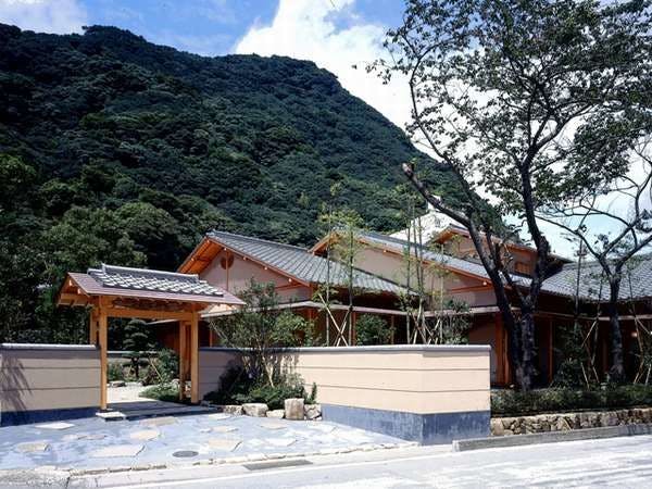 *緑に囲まれた外観