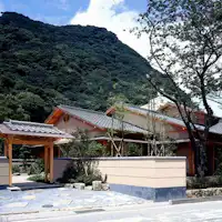 *緑に囲まれた外観