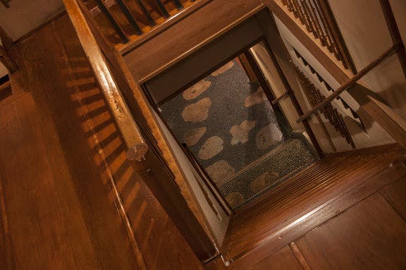 山の傾斜に沿って建つ木造建築