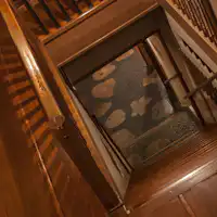 山の傾斜に沿って建つ木造建築