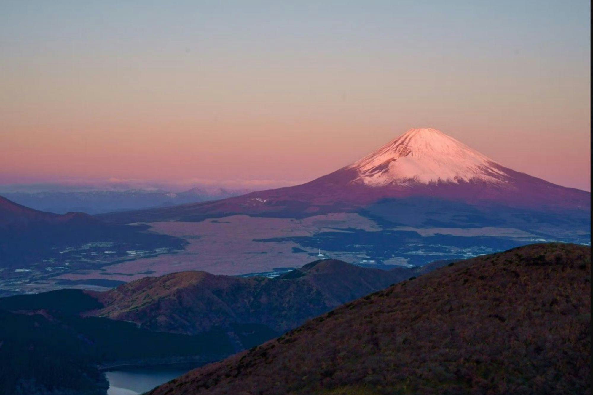 初日の出に照らされた富士山