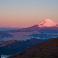 Gunung Fuji yang diterangi oleh matahari terbit pertama.