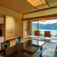 Kamar Gaya Jepang di Tepi Danau