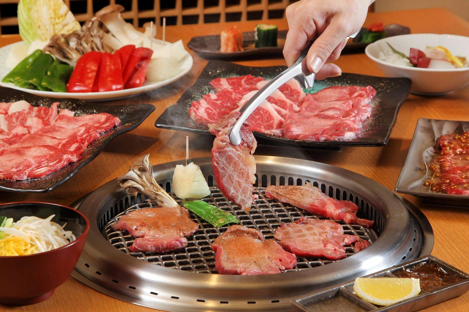 ホテル華の湯 - 無煙ロースターが熱いっ！200gオーバーお肉食べ比べの