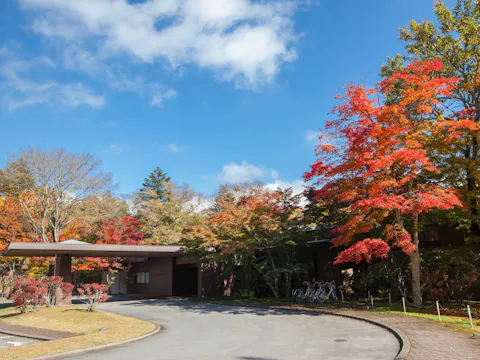 ホテル鹿島ノ森 青空に映える紅葉