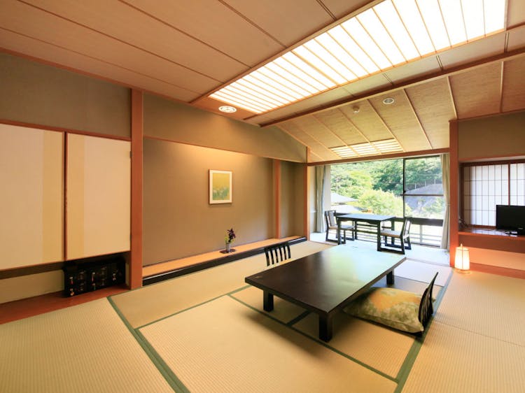 数寄屋造り純和室【和室10畳＋広縁】バス/温水洗浄トイレ付のサムネイル画像
