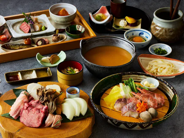 【พื้นฐาน】<รวมอาหาร 2 มื้อ/อาหารญี่ปุ่น>สัมผัสช่วงเวลาพิเศษไม่เหมือนใครที่อาซาฮิดาเกะ ยอดเขาสูงสุดของฮอกไกโด~อิ่มอร่อยกับคอร์สอาหารญี่ปุ่นทั้งเทปันยากิและเมนูหม้อไฟ~