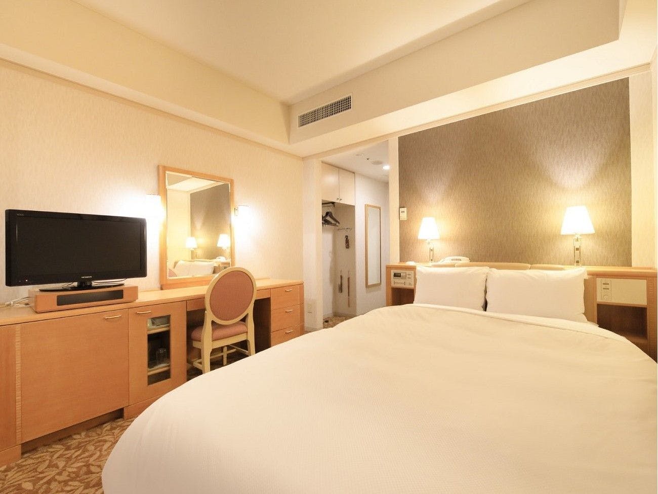 ダブルベッドが1台、定員2名様