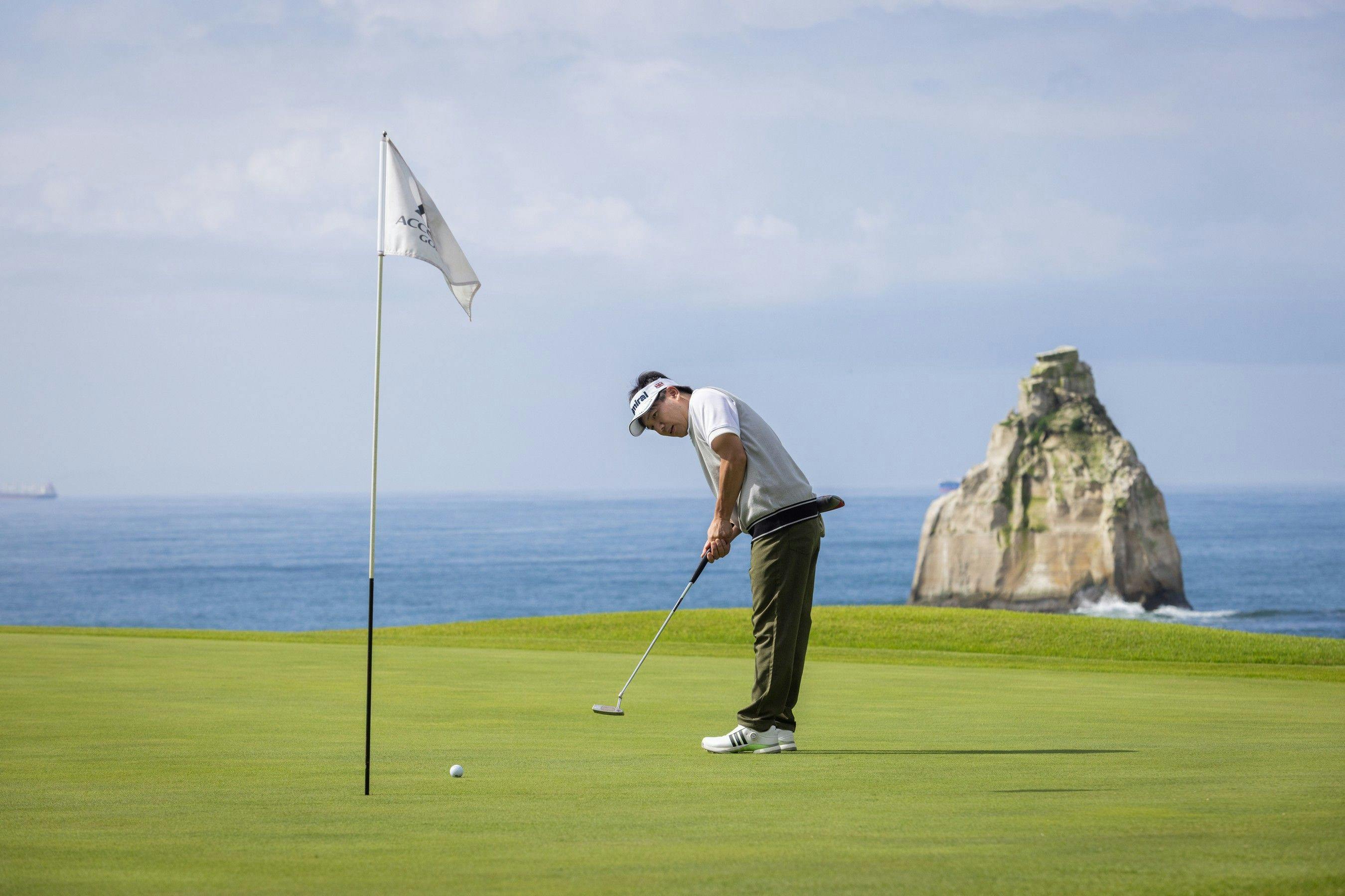 Sân golf liền kề
