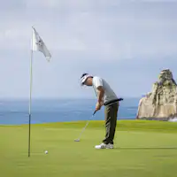 Sân golf liền kề