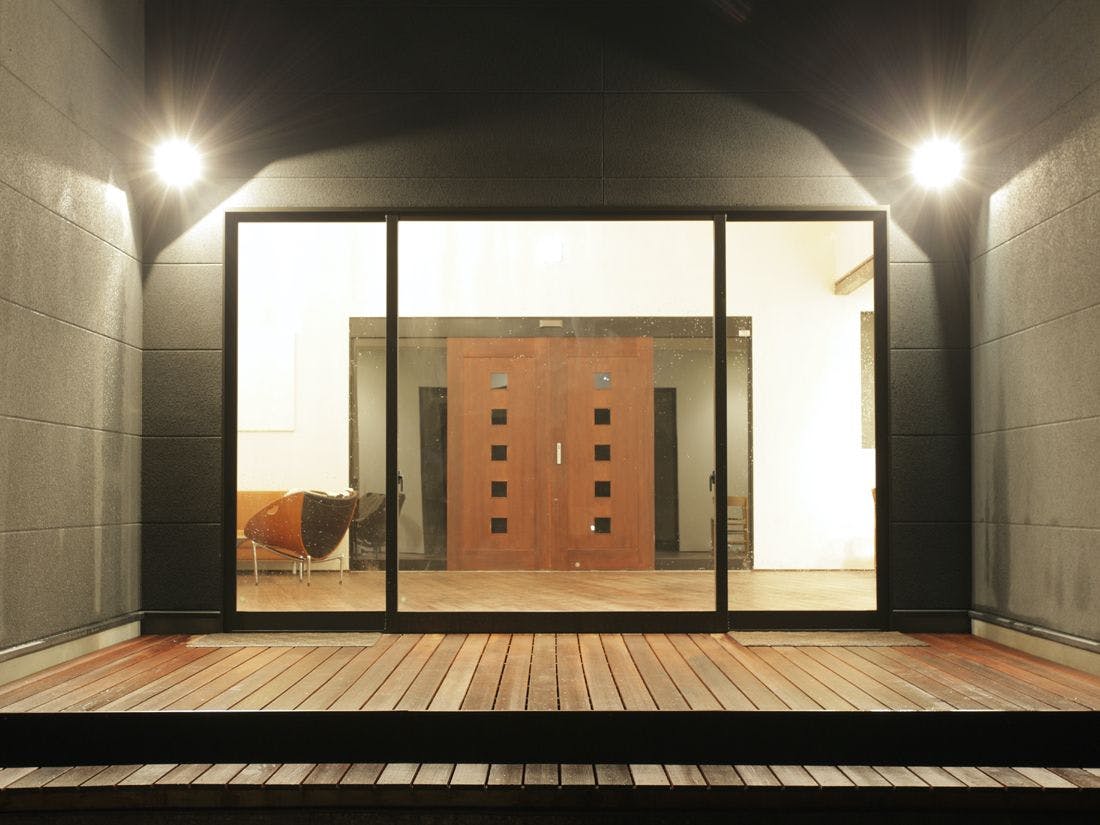 ด้านหน้าทางเข้าหลักของอาคาร