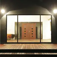 ด้านหน้าทางเข้าหลักของอาคาร