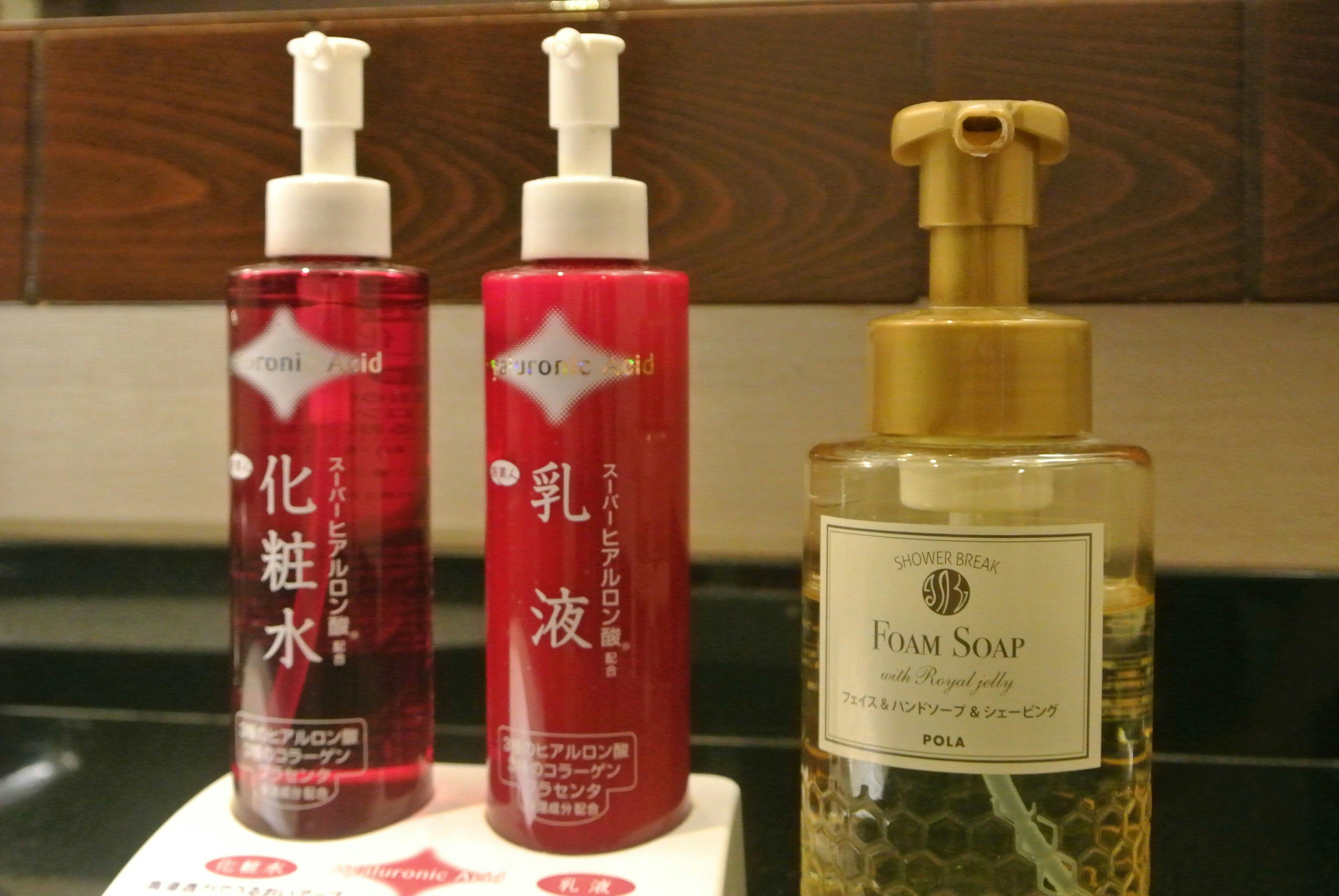 Kami menyediakan toner, pelembap, pembersih wajah & sabun tangan.