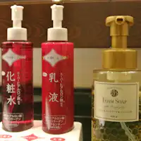 Kami menyediakan toner, pelembap, pembersih wajah & sabun tangan.