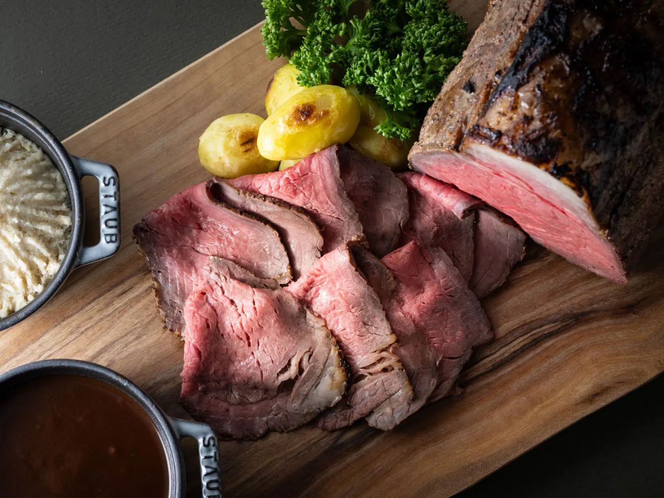 Thịt bò Wagyu lông đen hạng A5 nướng kiểu roast beef