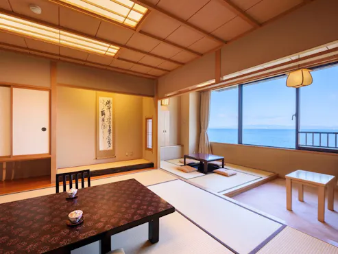 Nikmati masa santai di bilik gaya Jepun dengan pemandangan laut