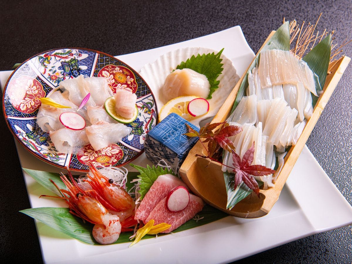 【Upgrade Sashimi Makan Malam “Kiwami”】Khas kota pelabuhan Hakodate—nikmati hidangan laut segar musiman pilihan kepala koki／1 malam termasuk 2 kali makan