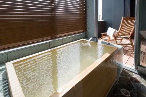 Bak mandi hinoki semi terbuka