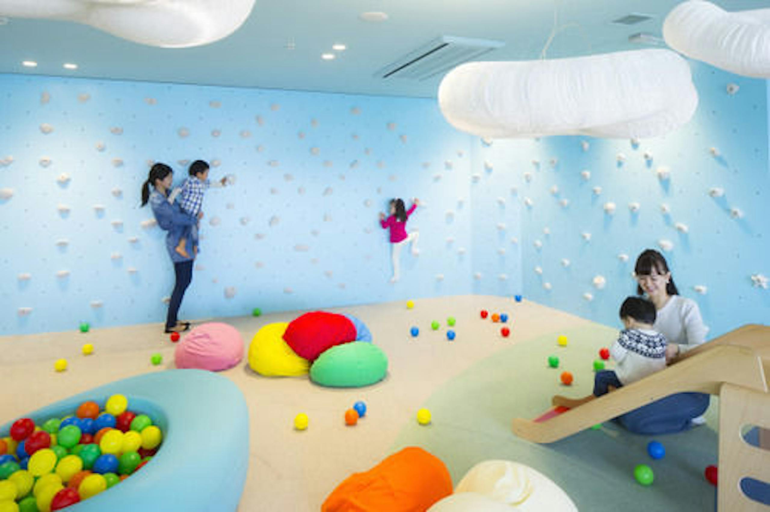 キッズルームに「ミニクライミングウォール」誕生