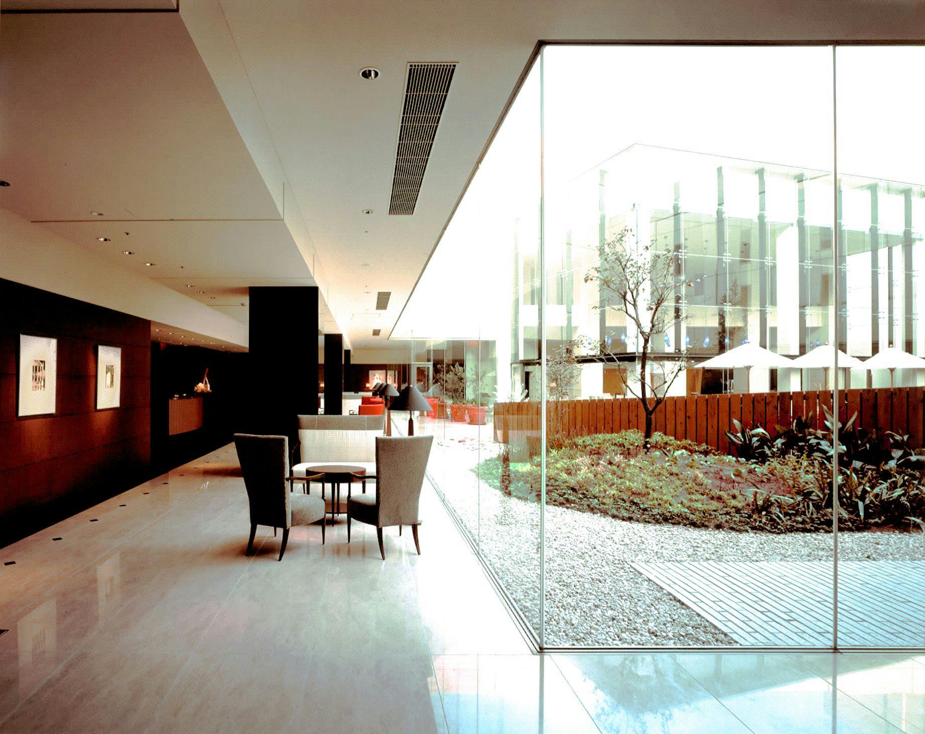從玻璃牆面可眺望中庭與「Le Ciel Molino」