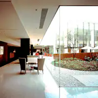 從玻璃牆面可眺望中庭與「Le Ciel Molino」