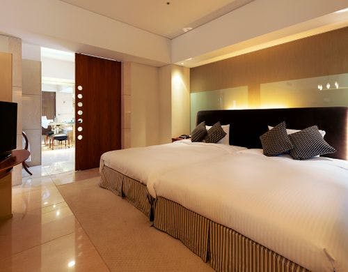 スイートは70平米の贅沢な空間(リビング)