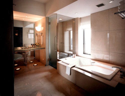 浴室にシャワーブースと、バスローブも