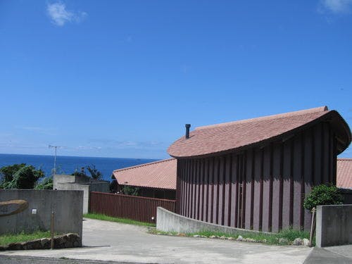 青空に映える瓦屋根の外観