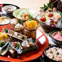 อาหารเย็นเป็นชุดไคเซกิที่เปลี่ยนไปทุกเดือนโดยใช้วัตถุดิบตามฤดูกาล