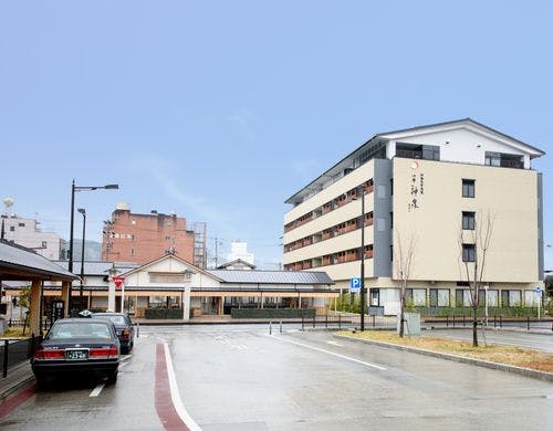 ทัศนียภาพจากจุดจอดแท็กซี่หน้า Ise City Station