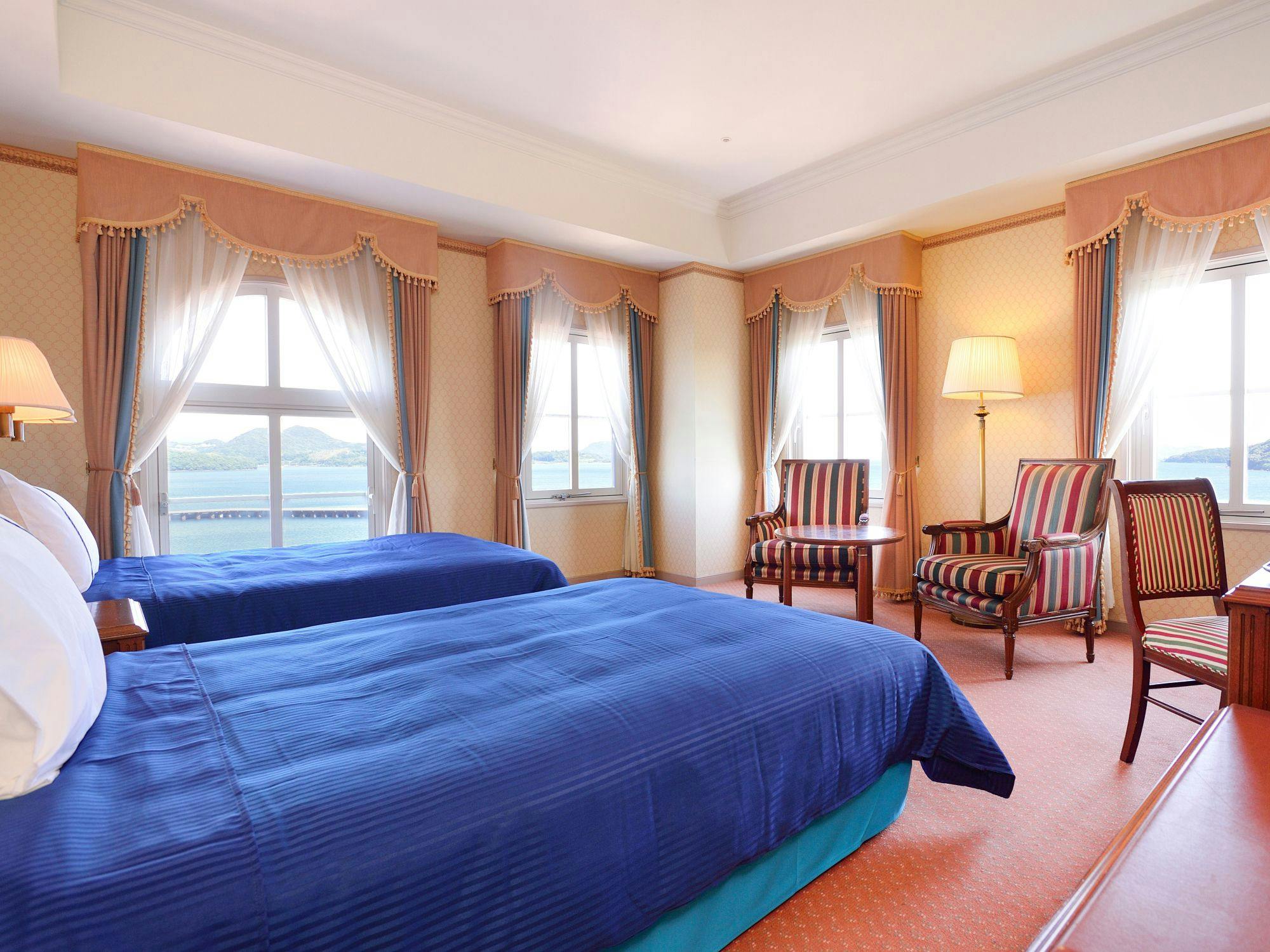 Deluxe Harbor View Corner Twin