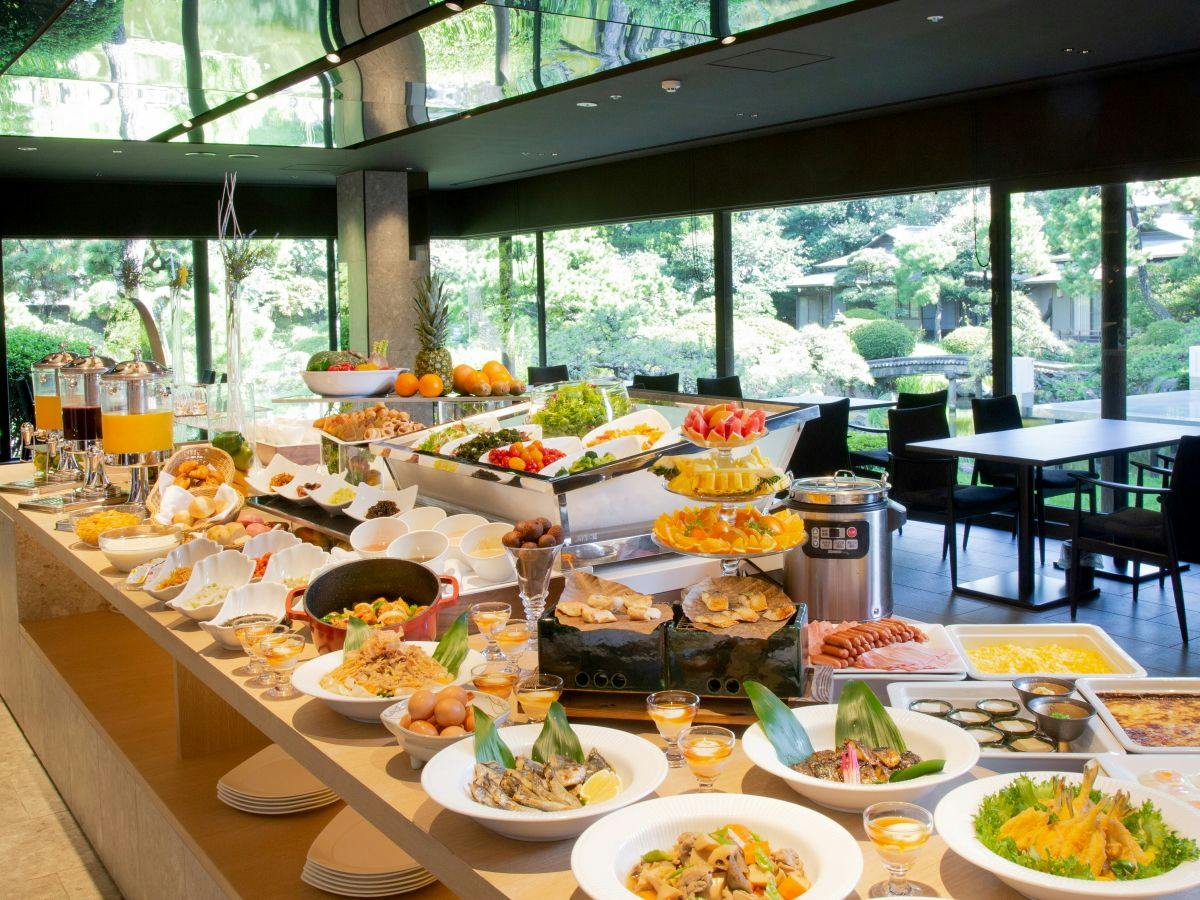 【ベストレート／朝食付き】歴史ある日本庭園を眺めながら朝食を／和洋ビュッフェ