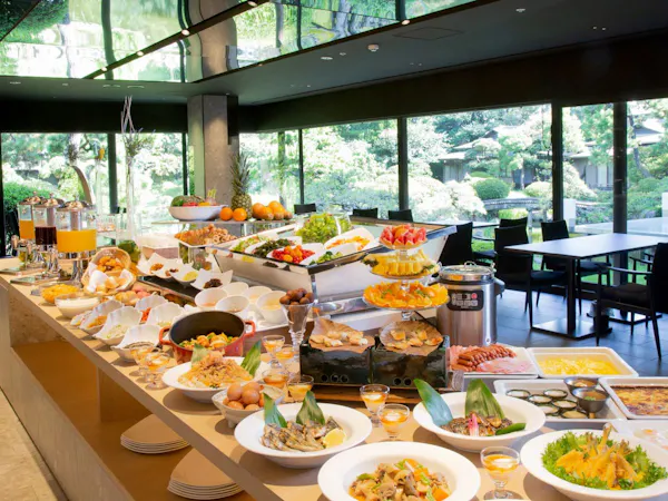 【ベストレート/朝食付き】歴史ある日本庭園を眺めながら朝食を/和洋ビュッフェ