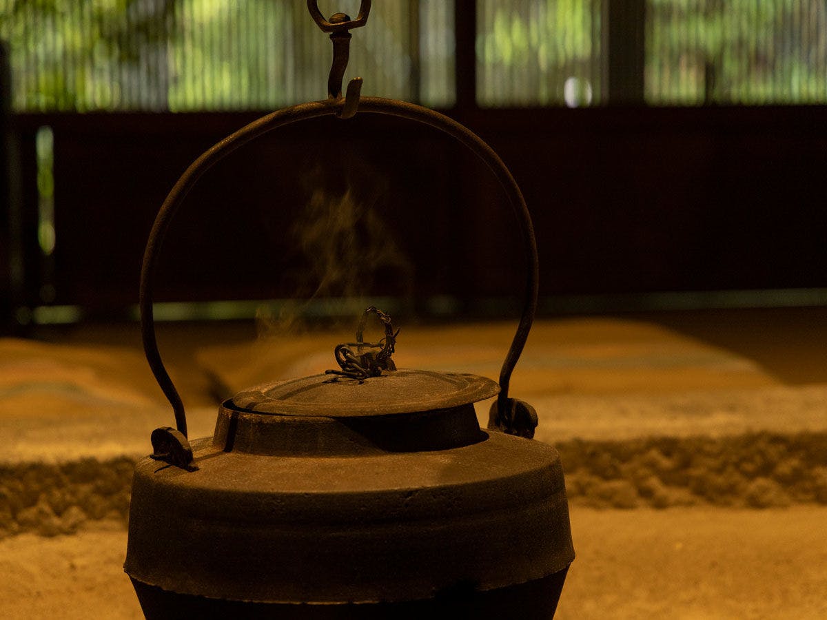 [ภายในอาคาร: เตาผิงแบบดั้งเดิม]