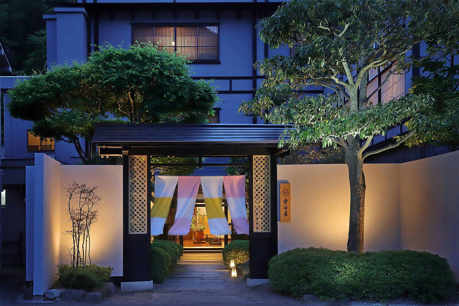 【薄暮の外観】