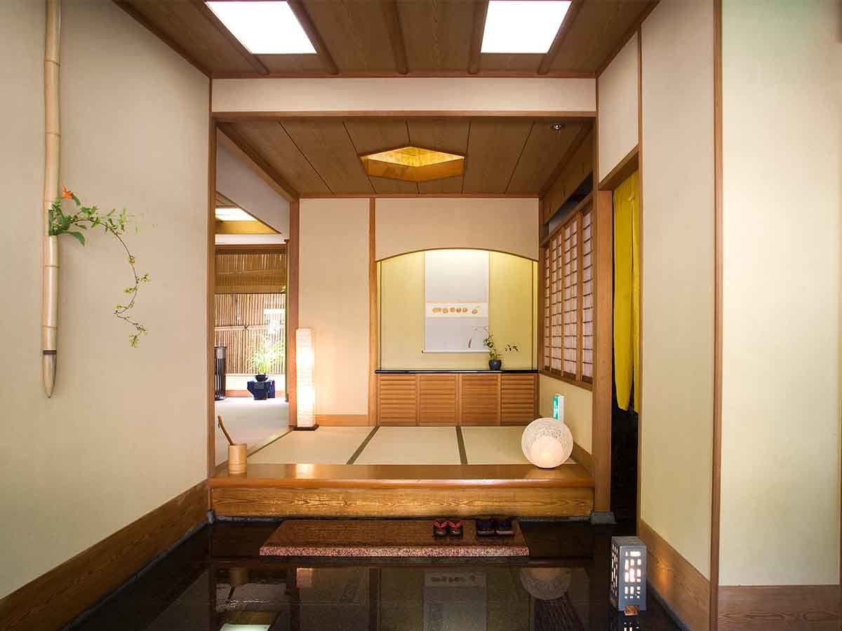 【玄関】7室だけの小さな旅館