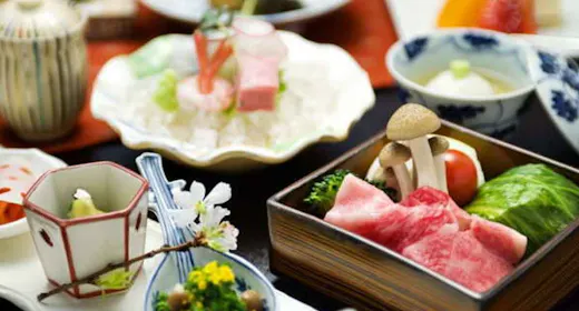 【แผนพื้นฐาน】เพลิดเพลินกับ "ชุนไซไคเซกิ" ตามฤดูกาลที่ร้านอาหารญี่ปุ่น "ซาคาเอะยะ" <ทั้งอาหารเย็นและอาหารเช้า/ห้องพัก>