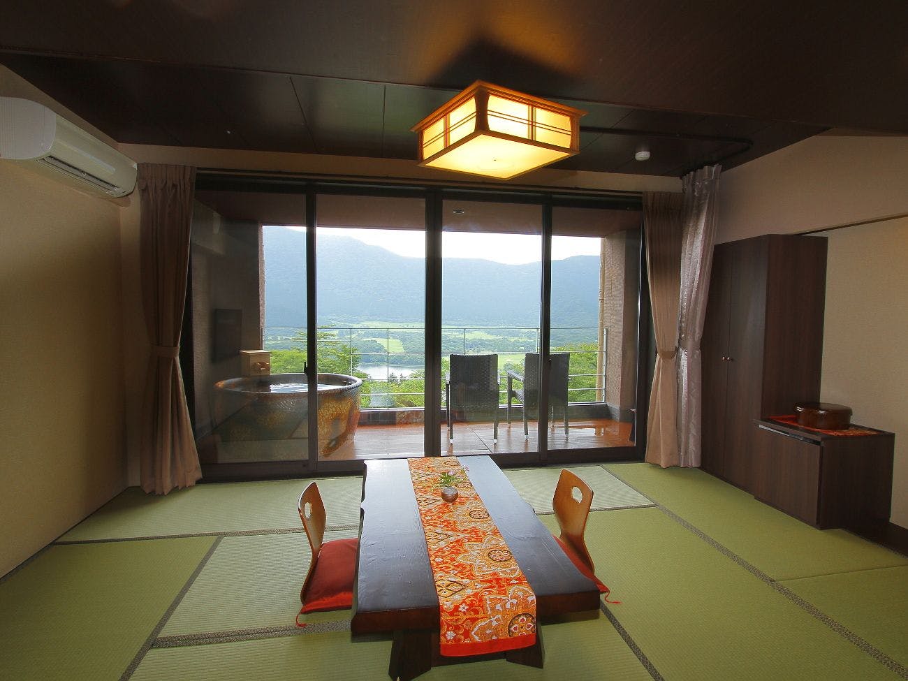 温泉露天風呂付客室一例（10畳間）一例