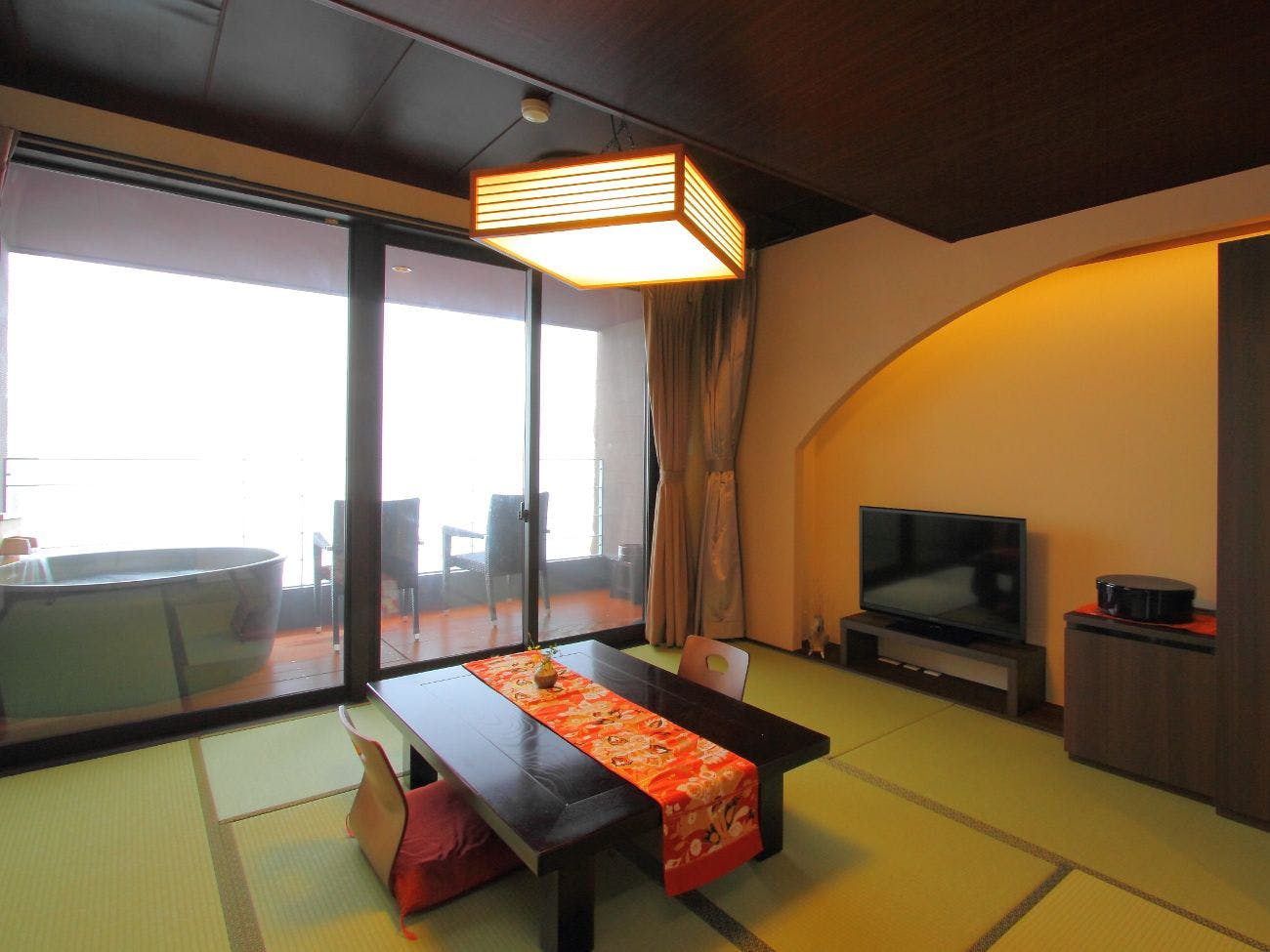 温泉露天風呂付客室一例（8畳間）一例