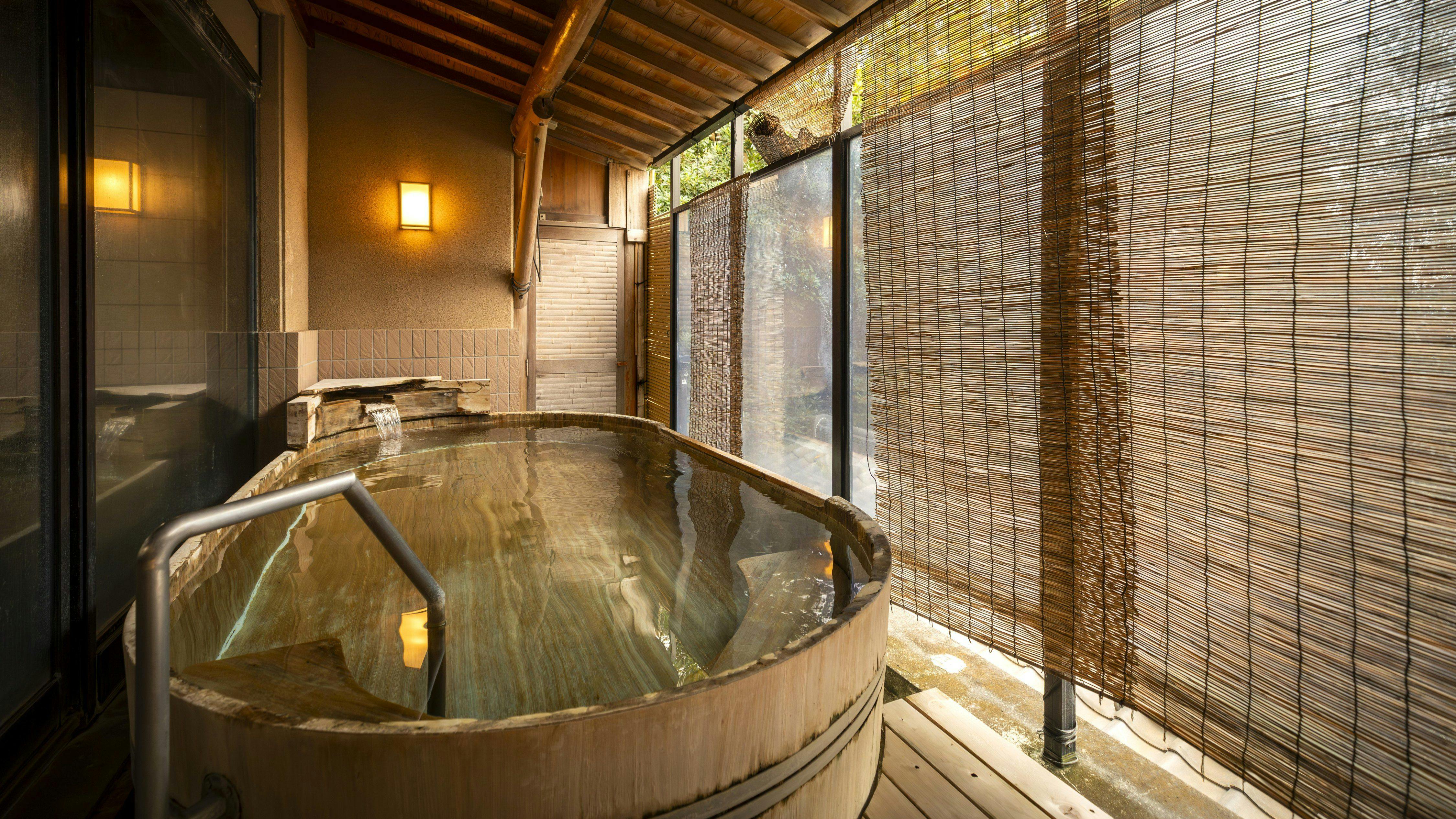 อ่างอาบน้ำกลางแจ้งไม้ฮิโนกิที่มองเห็นอ่าวสุรุกะ