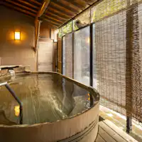 อ่างอาบน้ำกลางแจ้งไม้ฮิโนกิที่มองเห็นอ่าวสุรุกะ